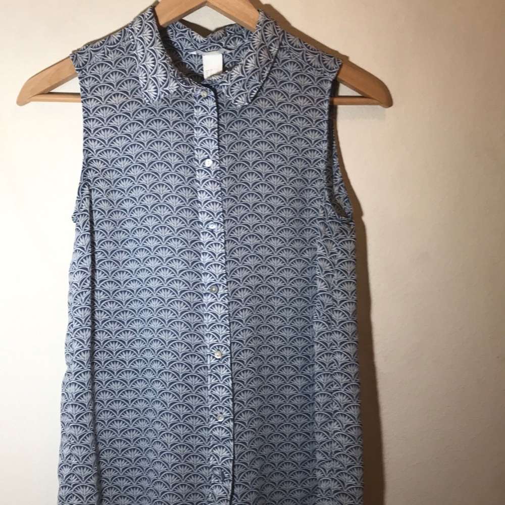 H&M blue and white button down sleeveless blouse.